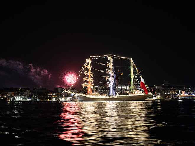 Hamburger Hafen mit Segelschiff.