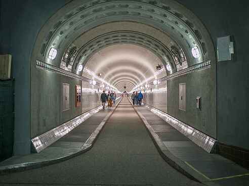Gang im Alten Elbtunnel Hamburg.