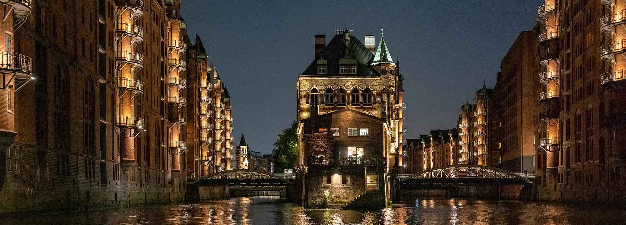 Backsteinlagerhäuser der Speicherstadt mit Wasserschloss