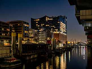 Gläserne Fassade der Elbphilharmonie.