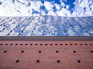 Gläserne Fassade der Elbphilharmonie.