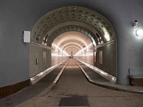Gang im Alten Elbtunnel Hamburg.