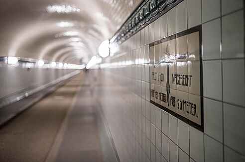 Gang im Alten Elbtunnel Hamburg.