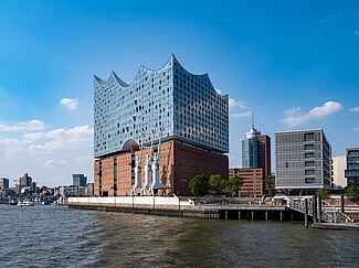 Gläserne Fassade der Elbphilharmonie.