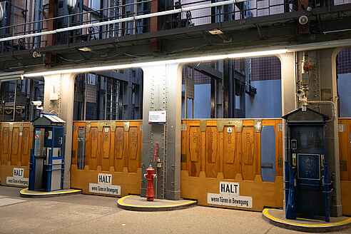 Historischer Tunnel mit Fahrstuhl.